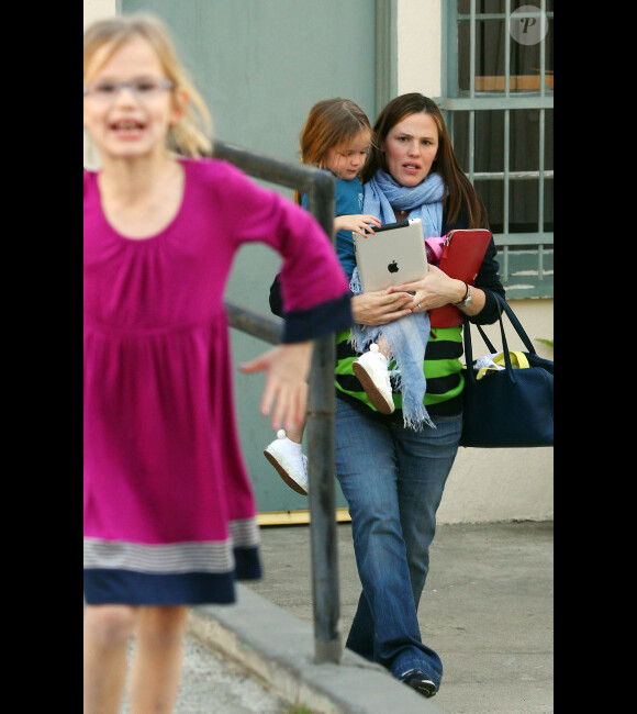 Jennifer Garner, très enceinte, porte son adorable Seraphina après être allée chercher sa petite Violet à son cours de karaté à Los Angeles le 17 février 2012