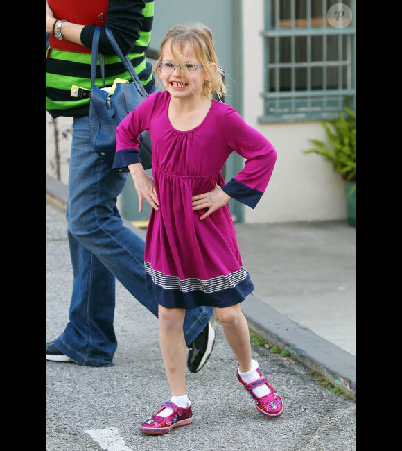 Violet sort de son cours de karaté et révise quelques bases à Los Angeles le 17 février 2012