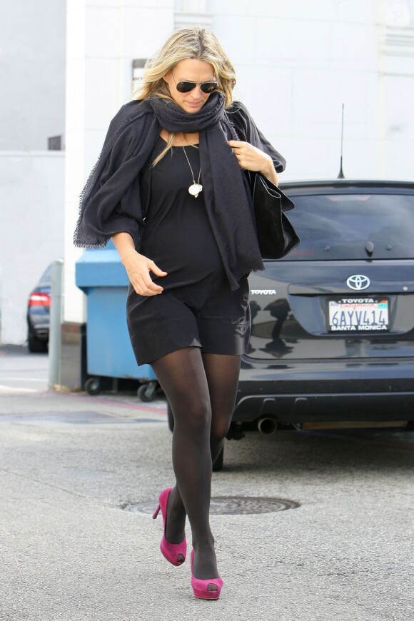 Molly Sims fait rimer grossesse et style au cours d'une sortie à Los Angeles, le 17 février 2012.