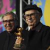 Les réalisateurs Vittorio et Paolo Taviani reçoivent l'Ours d'Or pour César doit mourir, au Festival international du film de Berlin, le samedi 18 février 2012.