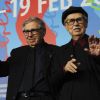 Les réalisateurs Vittorio et Paolo Taviani reçoivent l'Ours d'Or pour César doit mourir, au Festival international du film de Berlin, le samedi 18 février 2012.