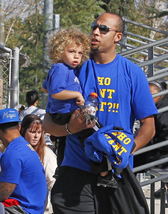 Petite pause père fils pour Hank Baskett et son fils Hank Jr. à Westlake le 18 février 2012