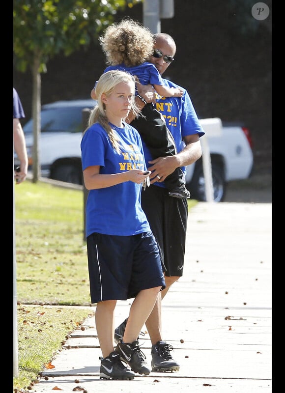 Kendra Wilkinson-Baskett joue au baseball avec son mari Hank et son fils Hank Jr. à Westlake le 18 février 2012