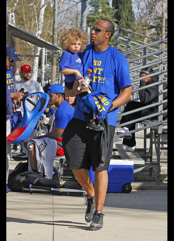Kendra Wilkinson-Baskett joue au baseball avec son mari Hank et son fils Hank Jr. à Westlake le 18 février 2012