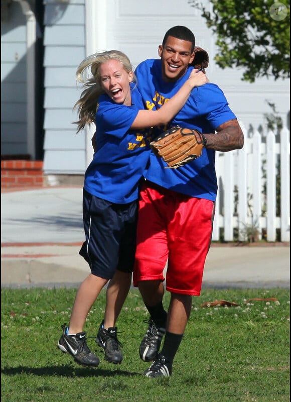 Kendra Wilkinson-Baskett joue au baseball avec son mari Hank et son fils Hank Jr. à Westlake le 18 février 2012