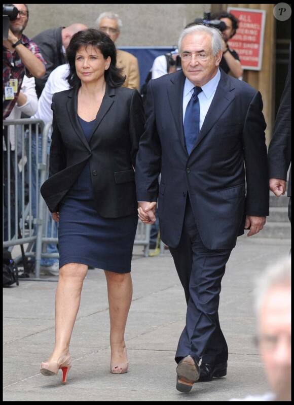 Dominique Strauss-Kahn, qui vient de plaider non coupable dans l'affaire du Sofitel, et Anne Sinclair quittent le tribunal de Manhattan, à New York, le 6 juin 2011.