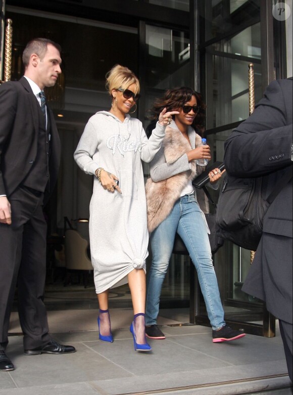 Rihanna à la sortie de son hôtel à Londres, le 21 janvier 2012.