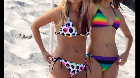 Ashley Tisdale et Sarah Hyland : A la plage, tous bikinis dehors !