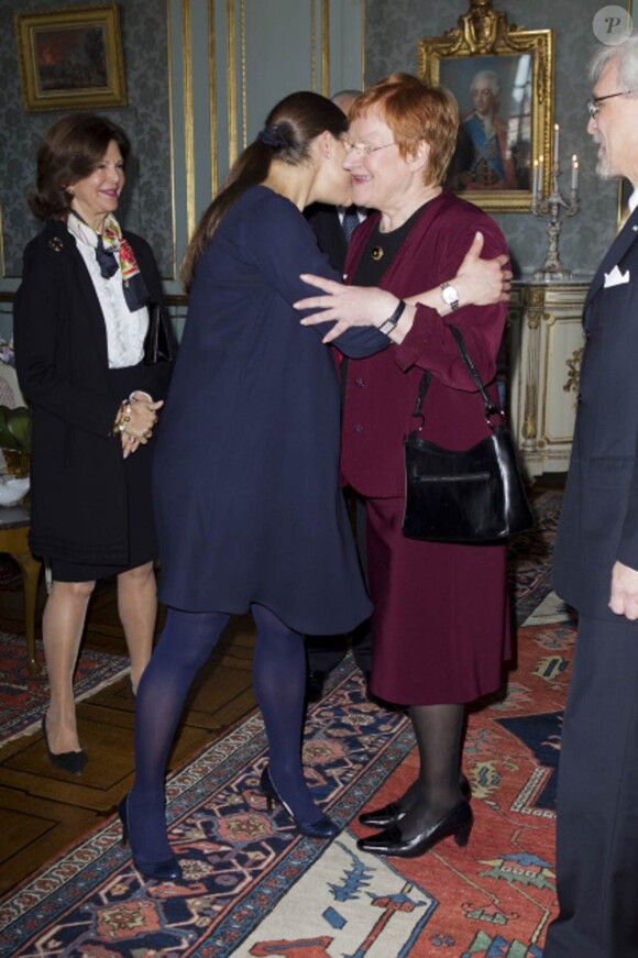 La princesse Victoria a chaleureusement salué Tarja Halonen, qui quittera ses fonctions de présidente de la Finlande au 1er mars 2012.
La princesse Victoria de Suède, enceinte de huit mois, prenait part le 21 février 2012 à un déjeuner en l'honneur de la présidente sortante de la Finlande, Tarja Halonen, au palais royal, à Stockholm.