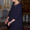 La princesse Victoria de Suède, enceinte de huit mois, prenait part le 21 février 2012 à un déjeuner en l'honneur de la présidente sortante de la Finlande, Tarja Halonen, au palais royal, à Stockholm.