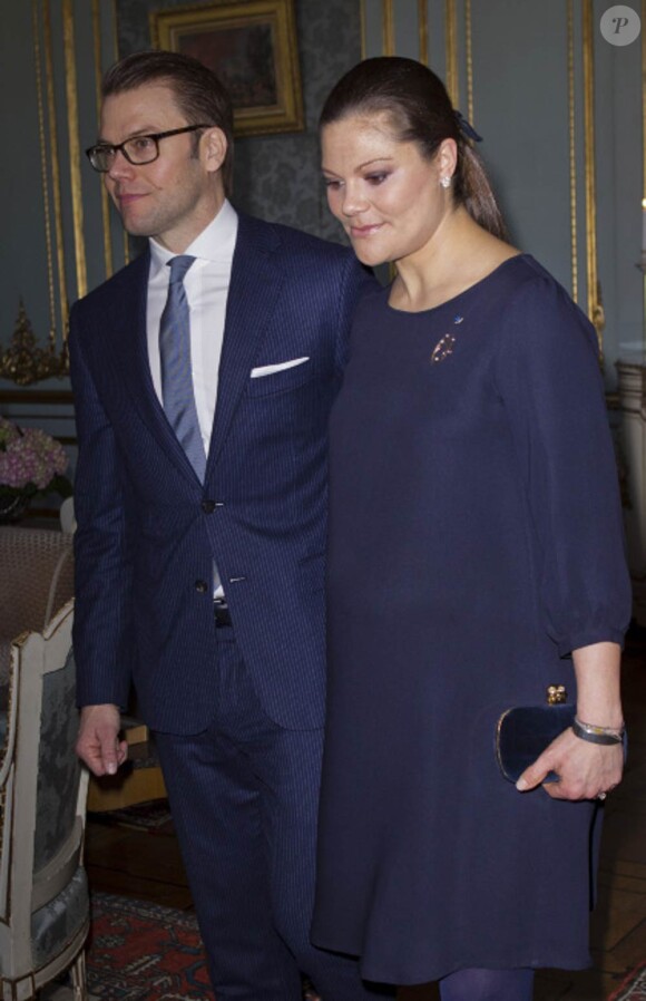 Accompagnée par son mari le prince Daniel, la princesse Victoria de Suède, enceinte de huit mois, prenait part le 21 février 2012 à un déjeuner en l'honneur de la présidente sortante de la Finlande, Tarja Halonen, au palais royal, à Stockholm.
