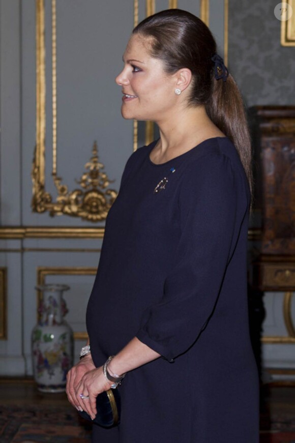 La princesse Victoria de Suède, enceinte de huit mois, prenait part le 21 février 2012 à un déjeuner en l'honneur de la présidente sortante de la Finlande, Tarja Halonen, au palais royal, à Stockholm.
