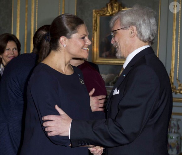 Avec Victoria, le Dr. Pentti Arajärvi a été un peu moins polisson qu'avec la princesse Mary de Danemark... La princesse Victoria de Suède, enceinte de huit mois, prenait part le 21 février 2012 à un déjeuner en l'honneur de la présidente sortante de la Finlande, Tarja Halonen, au palais royal, à Stockholm.