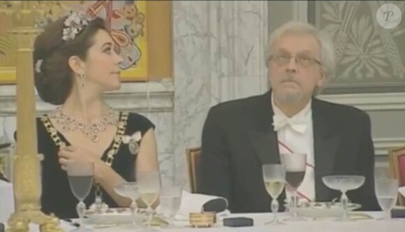 Le 15 janvier 2012, le Dr. Petti Arajärvi, époux de la présidente finlandaise Tarja Halonen, n'a pu réprimer un coup d'oeil dans le décolleté de la princesse Mary de Danemark au cours d'un dîner d'Etat. Pris en flagrant délit !
