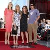Entourée de Malin Akerman, Adam Sandler et Kathryn Hahn, Jennifer Aniston reçoit son étoile sur le Walf of Fame, à Los Angeles, le 22 février 2012.