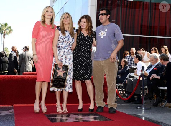 Entourée de Malin Akerman, Adam Sandler et Kathryn Hahn, Jennifer Aniston reçoit son étoile sur le Walf of Fame, à Los Angeles, le 22 février 2012.