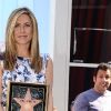 Jennifer Aniston, soutenue par Adam Sandler, reçoit son étoile sur le Walf of Fame, à Los Angeles, le 22 février 2012.