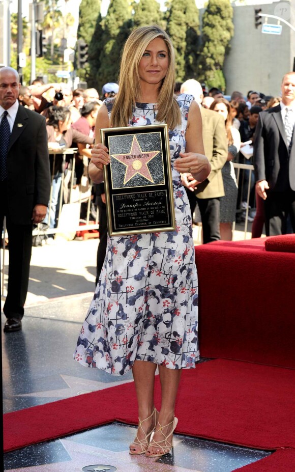 Jennifer Aniston reçoit son étoile sur le Walf of Fame, à Los Angeles, le 22 février 2012.