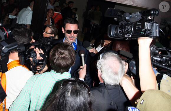 Michel Hazanavicius cerné par les journalistes lors de son arrivée à Los Angeles le 25 février 2012 avec l'équipe de The Artist la veille de la cérémonie des Oscars