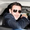 Michel Hazanavicius s'engouffre dans une voiture lors de son arrivée à Los Angeles le 25 février 2012 avec l'équipe de The Artist la veille de la cérémonie des Oscars