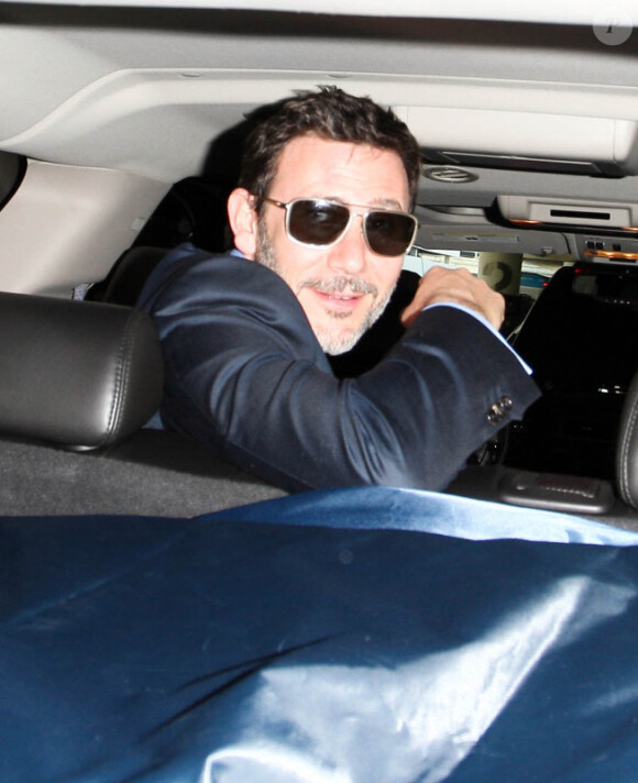 Michel Hazanavicius s'engouffre dans une voiture lors de son arrivée à Los Angeles le 25 février 2012 avec l'équipe de The Artist la veille de la cérémonie des Oscars