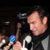 Jean Dujardin harcelé par les journalistes lors de son arrivée à Los Angeles le 25 février 2012 avec l'équipe de The Artist la veille de la cérémonie des Oscars
