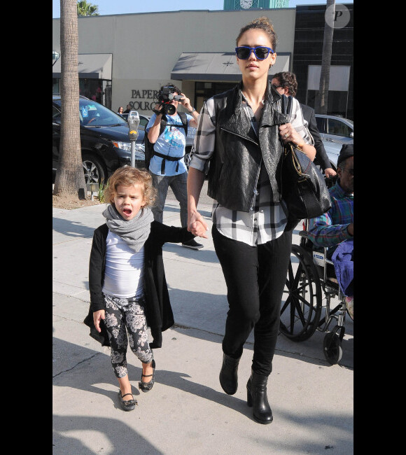 Jessica Alba et sa fille Honor, main dans la main, vont déjeuner ensemble à Los Angeles, le 25 février 2012