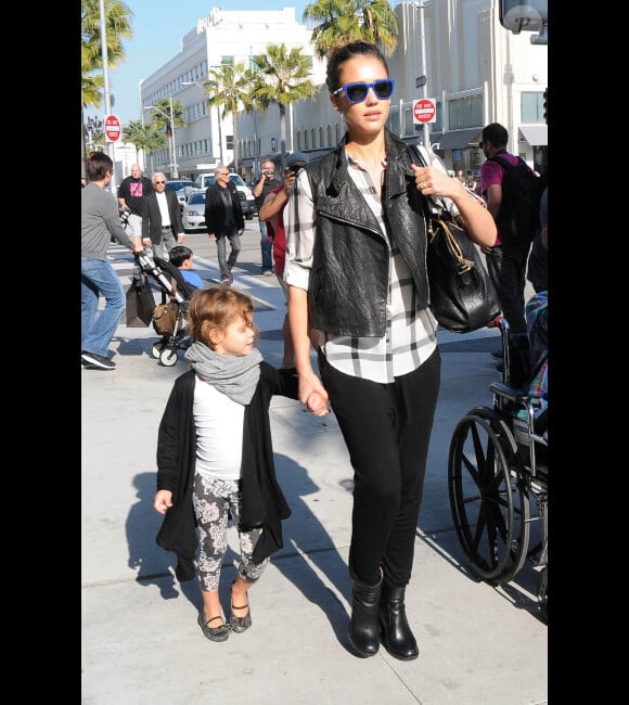 Jessica Alba et sa fille Honor, très lookées, vont déjeuner ensemble à Los Angeles, le 25 février 2012