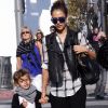 Jessica Alba et sa fille Honor traversent dans les rues de Los Angeles, le 25 février 2012