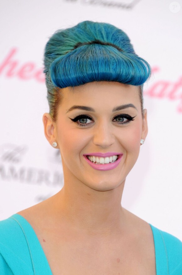 Katy Perry lors du lancement de sa gamme de faux cils à Los Angeles, le 22 février 2012.