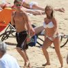 Derek Hough, danseur de l'émission Dancing with the stars, se balade sur une plage à Hawaï, le dimanche 19 février 2012, en compagnie de sa soeur.
