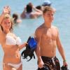Derek Hough, danseur de l'émission Dancing with the stars, se balade sur une plage à Hawaï, le dimanche 19 février 2012, en compagnie de sa soeur.