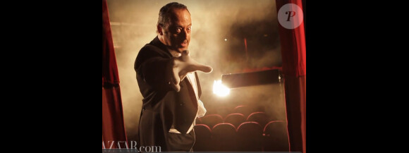 Jean Reno lors du shooting What's in a Mime pour le Harper's Bazaar, qui rend hommage au cinéma muet. Capture d'écran