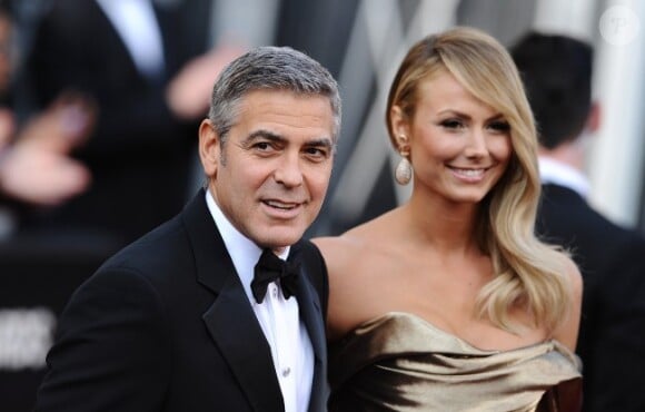 Stacy Keibler et George clooney, le 26 février 2012 à Los Angeles lors des Oscars.
