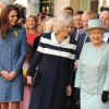 Elizabeth II et ses deux ''aides de camp'' Camilla Parker Bowles et Catherine, duchesse de Cambridge étaient en visite officielle à la boutique de luxe Fortnum & Mason le 1er mars 2012, pour officialiser la fin des travaux de rénovation de Piccadilly.