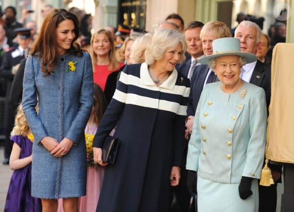 Elizabeth II et ses deux ''aides de camp'' Camilla Parker Bowles et Catherine, duchesse de Cambridge étaient en visite officielle à la boutique de luxe Fortnum & Mason le 1er mars 2012, pour officialiser la fin des travaux de rénovation de Piccadilly.