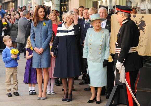 La reine Elizabeth II, accompagnée de Camilla Parker Bowles et Catherine, duchesse de Cambridge, était en visite officielle à la boutique de luxe Fortnum & Mason le 1er mars 2012, pour officialiser la fin des travaux de rénovation de Piccadilly.