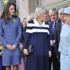 La reine Elizabeth II et ses deux ''aides de camp'' Camilla Parker Bowles et Catherine, duchesse de Cambridge étaient en visite officielle à la boutique de luxe Fortnum & Mason le 1er mars 2012, pour officialiser la fin des travaux de rénovation de Piccadilly.