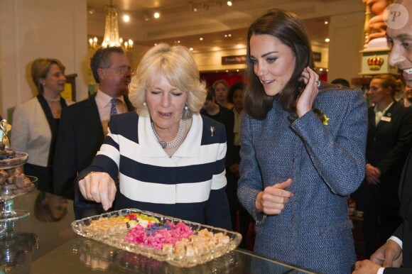La reine Elizabeth II était en visite le 1er mars 2012 chez Fortnum & Mason à Piccadilly, dans le coeur de Londres, avec Catherine, duchesse de Cambridge et Camilla Parker Bowles. Les invités ont pu prendre le thé au fameux salon de thé et ont coupé un gâteau officialisant le nom du lieu, rebaptisé en l'honneur du jubilé de diamant de la monarque.
