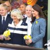 Catherine, duchesse de Cambridge, se joignait à la reine Elizabeth II et à Camilla Parker Bowles, sa belle-mère et grande complice, lors d'une visite officielle chez Fortnum & Mason le 1er mars 2012, à Londres.
