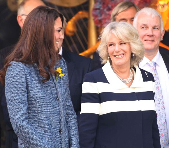 Catherine, duchesse de Cambridge, se joignait à la reine Elizabeth II et à Camilla Parker Bowles, sa belle-mère et grande complice, lors d'une visite officielle chez Fortnum & Mason le 1er mars 2012, à Londres.