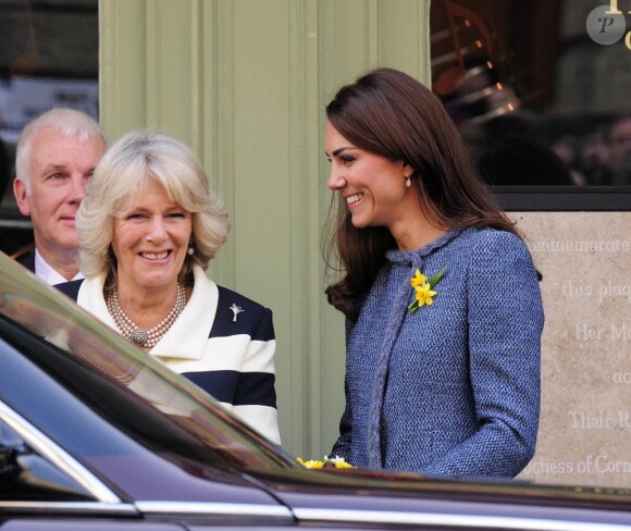 Catherine, duchesse de Cambridge, se joignait à la reine Elizabeth II et à Camilla Parker Bowles, sa belle-mère et grande complice, lors d'une visite officielle chez Fortnum & Mason le 1er mars 2012, à Londres.