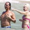 Ivana Trump se la coule douce sur une plage à Saint-Barthélémy avec un jeune homme dont elle est très proche. Février 2012.