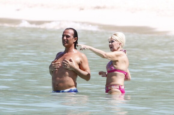Ivana Trump se la coule douce sur une plage à Saint-Barthélémy avec un jeune homme dont elle est très proche. Février 2012.