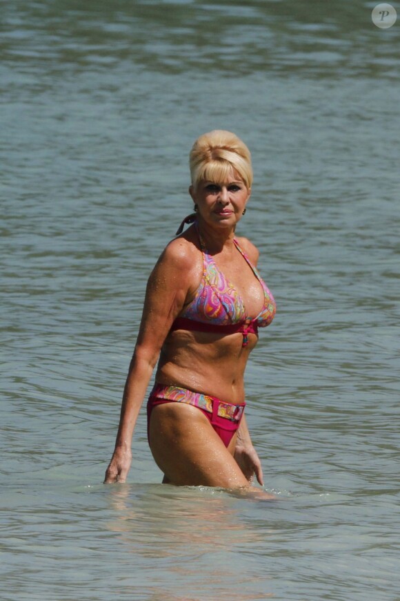 Ivana Trump profite du soleil de Saint-Barthélémy, les pieds dans l'eau turquoise de l'île ! Février 2012.