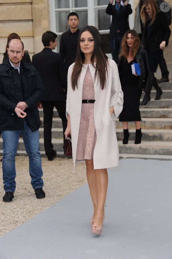 Mila Kunis, superbe égérie Dior au défilé de la maison à Paris le 2 mars 2012