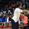 Michelle Obama joue au basket avec des enfants de Charlotte, en Caroline du Nord, le vendredi 2 mars, dans le cadre de son programme Let's Move.