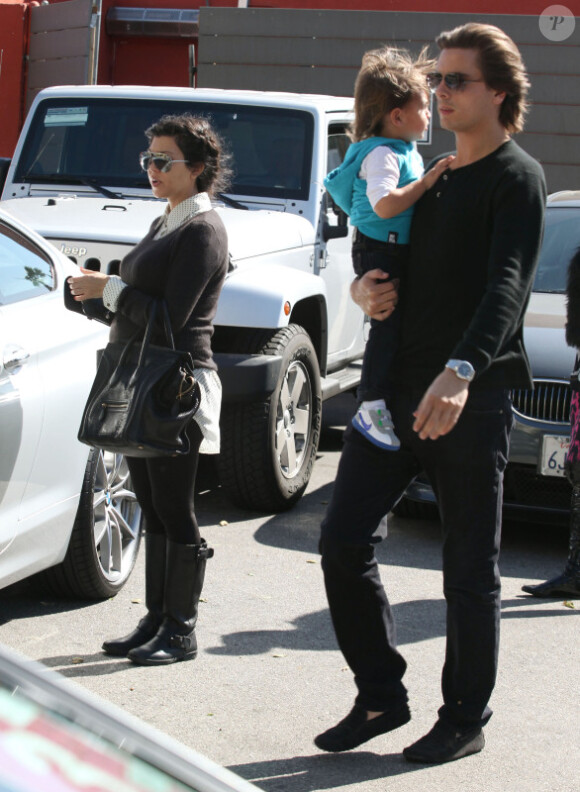 Kourtney Kardashian sort du restaurant Stanley à Los Angeles avec son compagnon Scott et leur fils Mason, le vendredi 2 mars 2012.