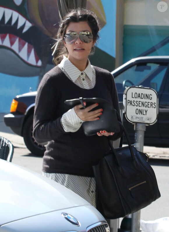 Kourtney Kardashian sort du restaurant Stanley à Los Angeles, le vendredi 2 mars 2012.