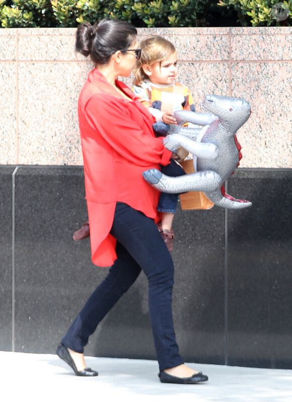 Kourtney Kardashian, enceinte, se promène à Santa Monica avec son fils Mason, le mardi 28 février 2012.